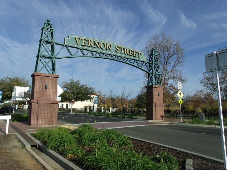 Vernon Street arch in downtown Roseville